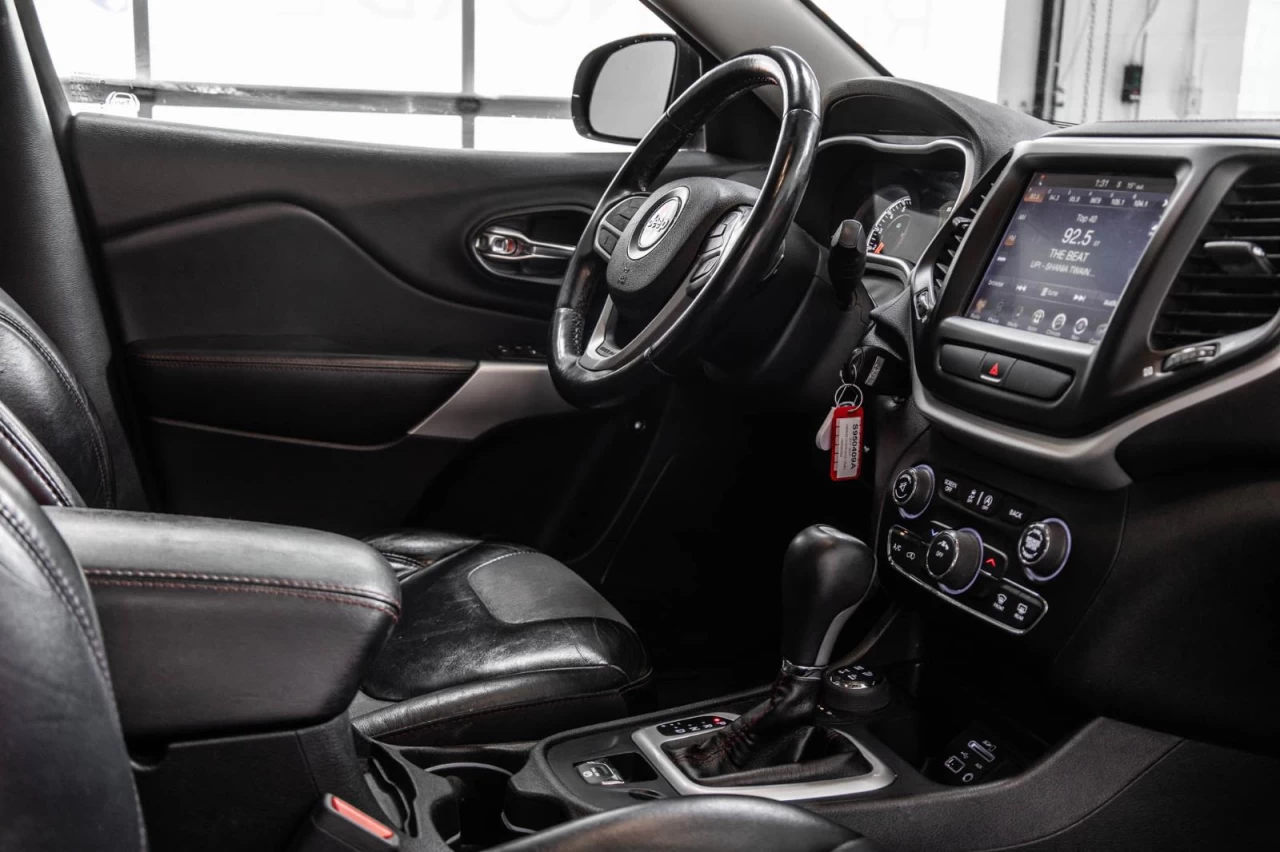 2017 Jeep Cherokee 4WD Trailhawk WOW Main Image