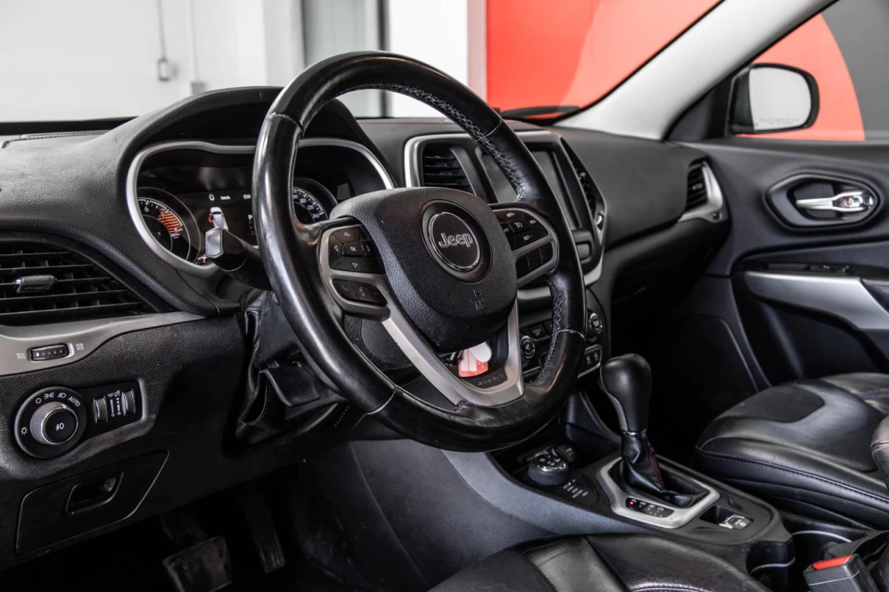 2017 Jeep Cherokee 4WD Trailhawk WOW Main Image