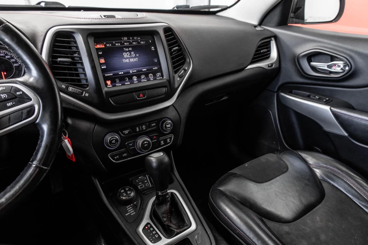 2017 Jeep Cherokee 4WD Trailhawk WOW Main Image