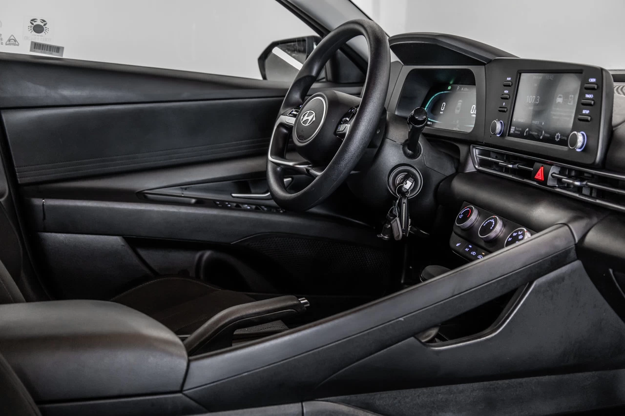 2024 Hyundai Elantra Essential Main Image