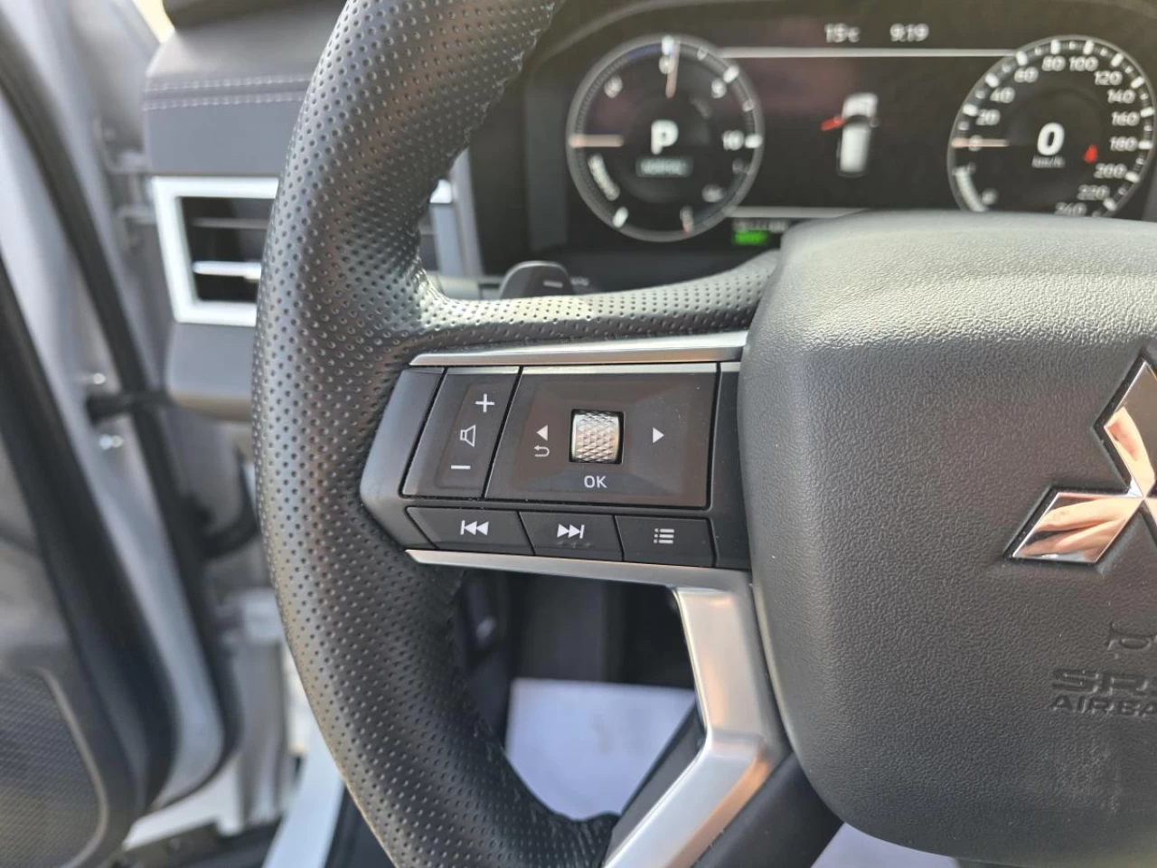 2025 Mitsubishi Outlander LE S-AWC Main Image