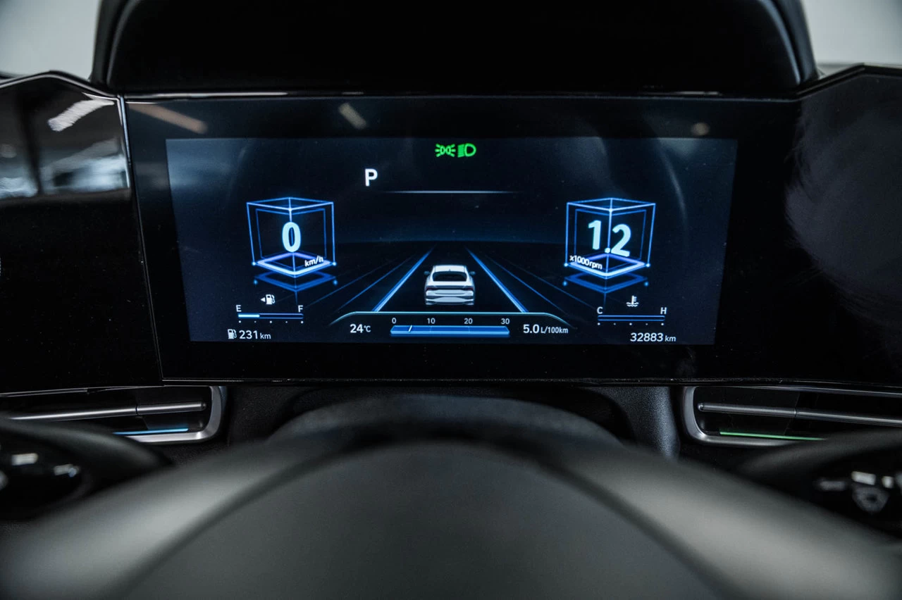 2023 Hyundai Elantra Luxury Main Image