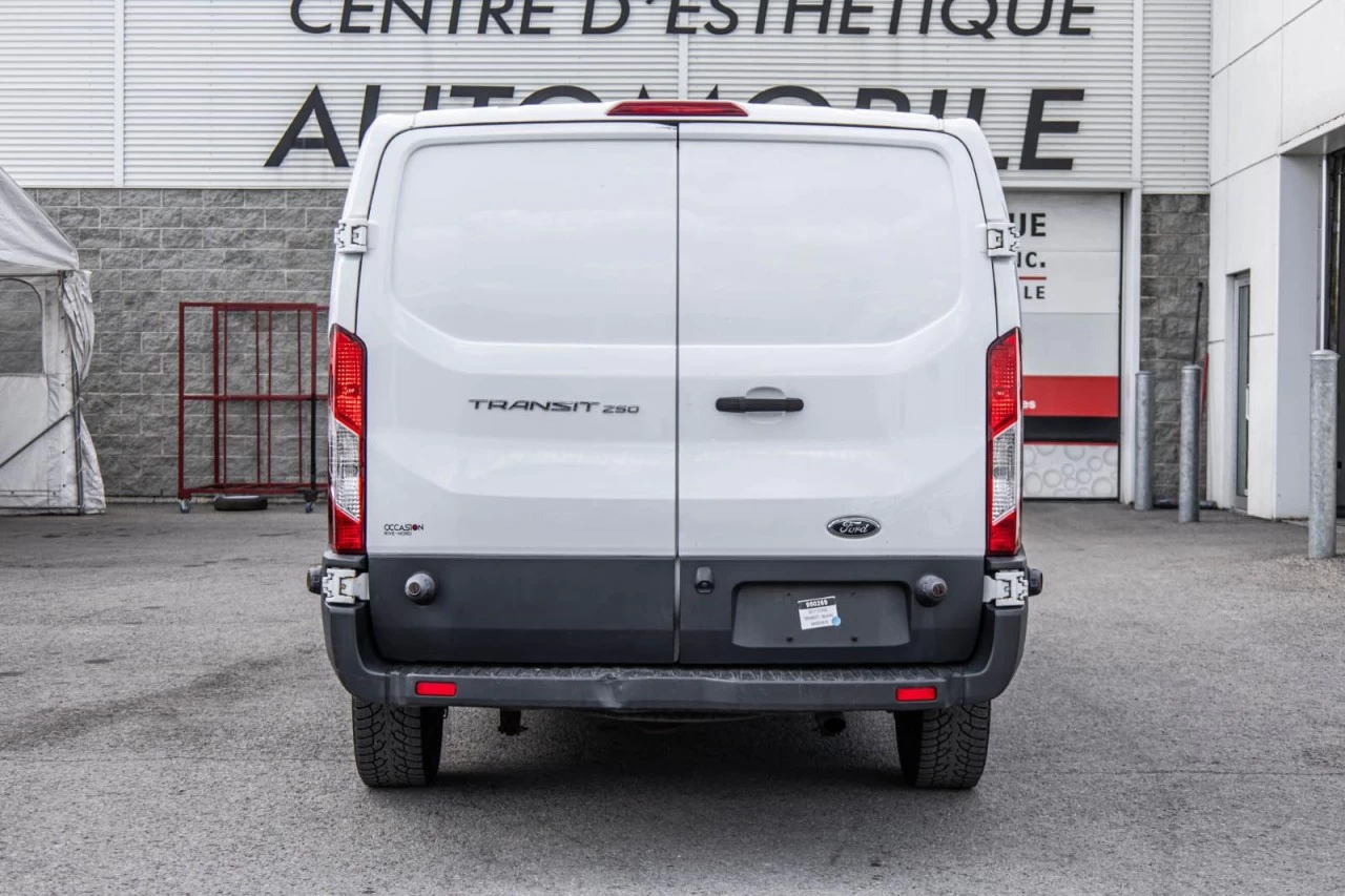 2017 Ford Transit Cargo Van T-250 148" Low Rf - GARANTIE 1 AN Main Image