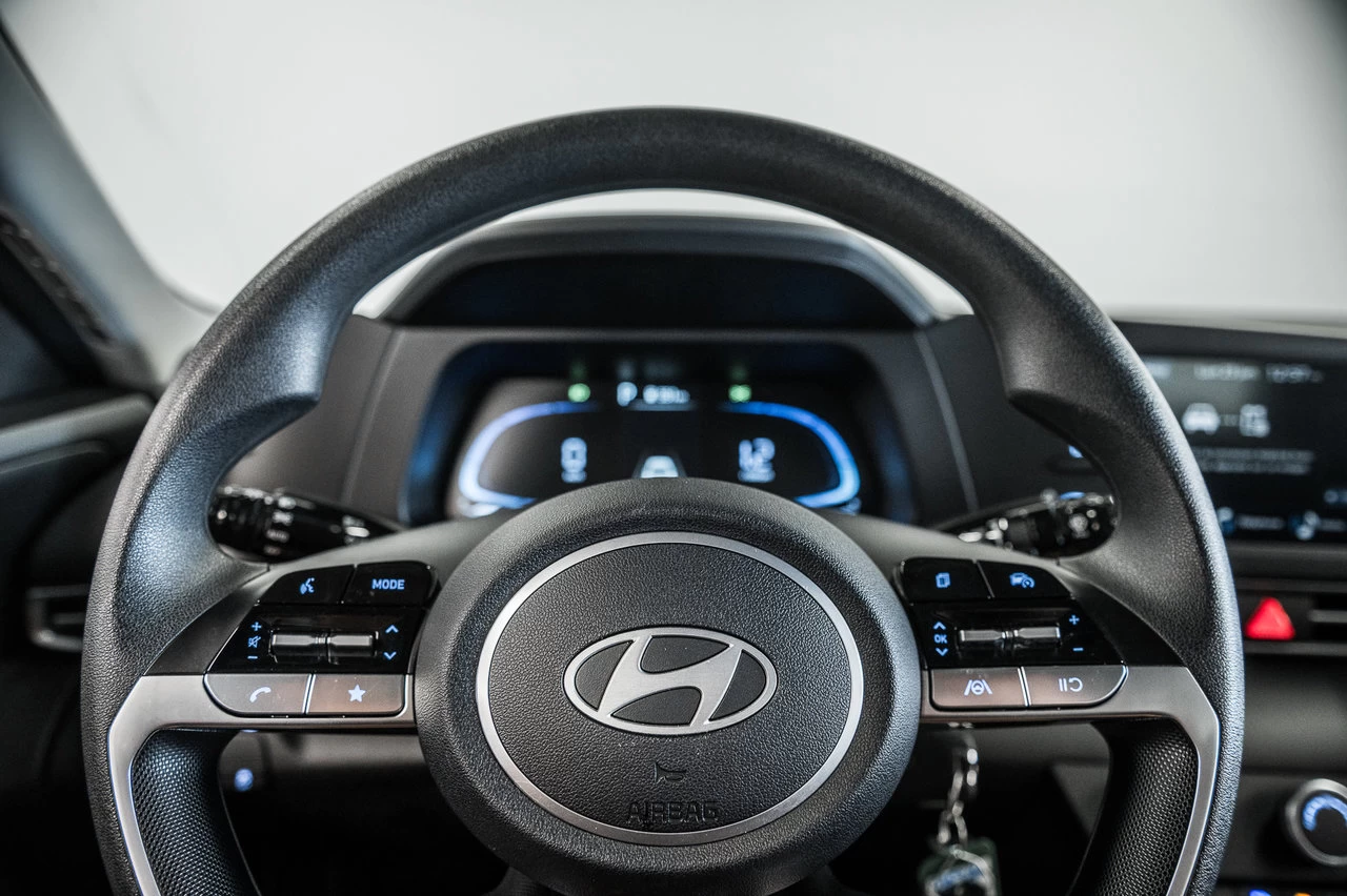 2024 Hyundai Elantra Essential Main Image