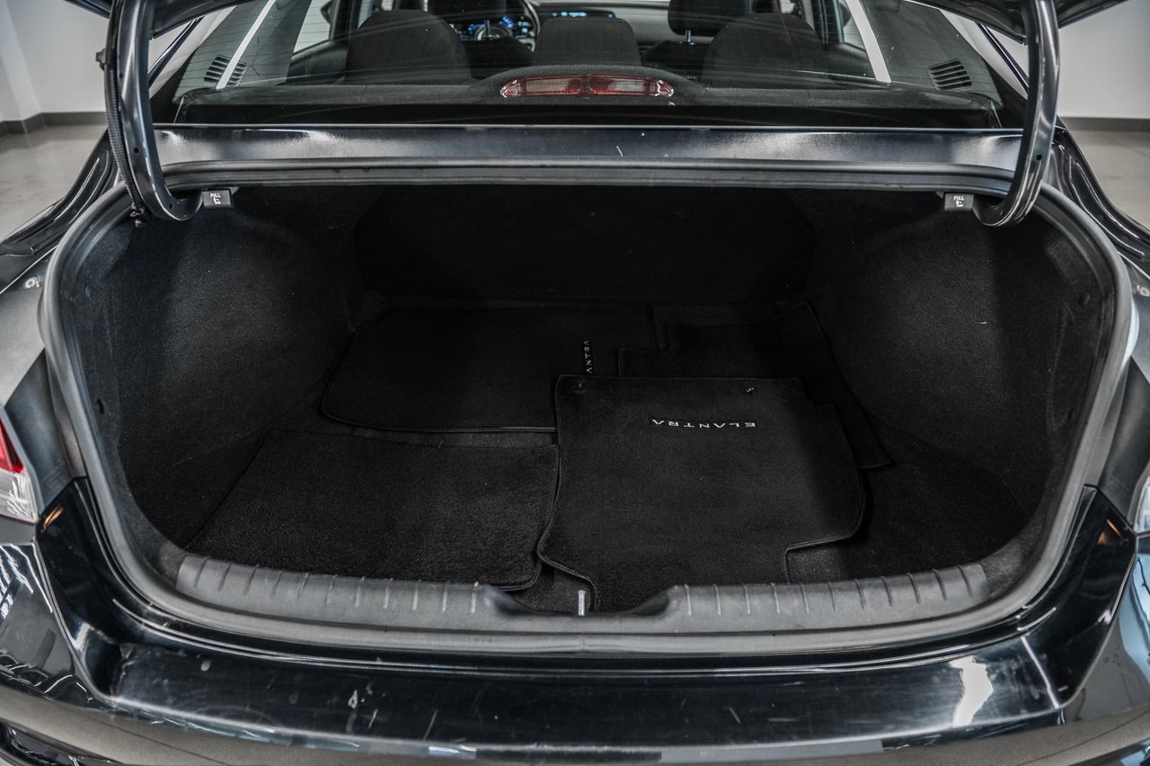 2021 Hyundai Elantra Preferred Main Image