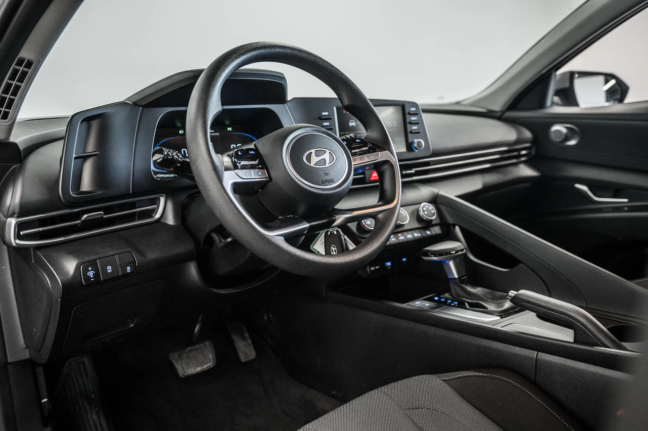 2024 Hyundai Elantra Essential Main Image