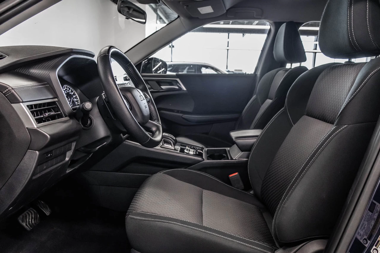 2024 Mitsubishi Outlander Es Awd 7pass Main Image