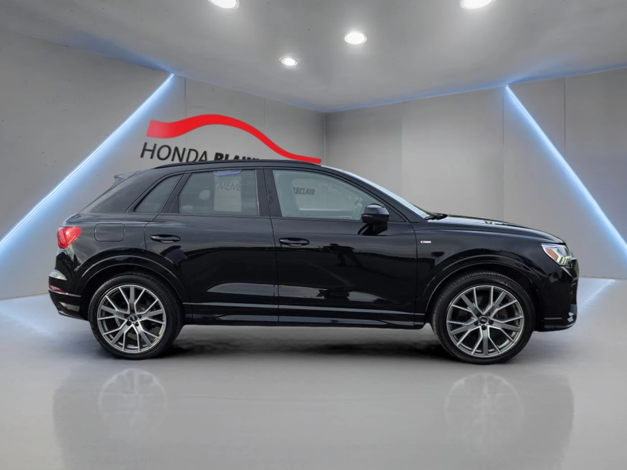 2020 Audi Q3 Technik 45 TFSI quattro Main Image