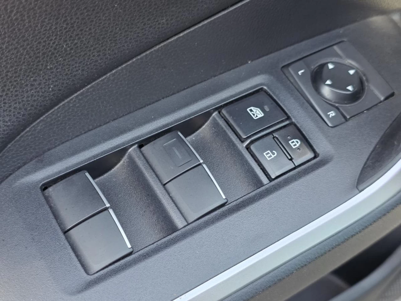 2019 Toyota RAV4 AWD Hybrid Limited Image principale