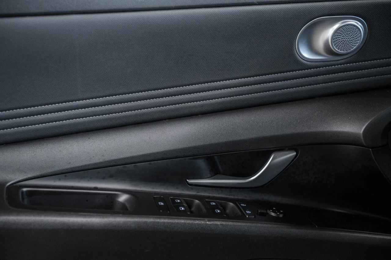 2023 Hyundai Elantra Luxury Main Image