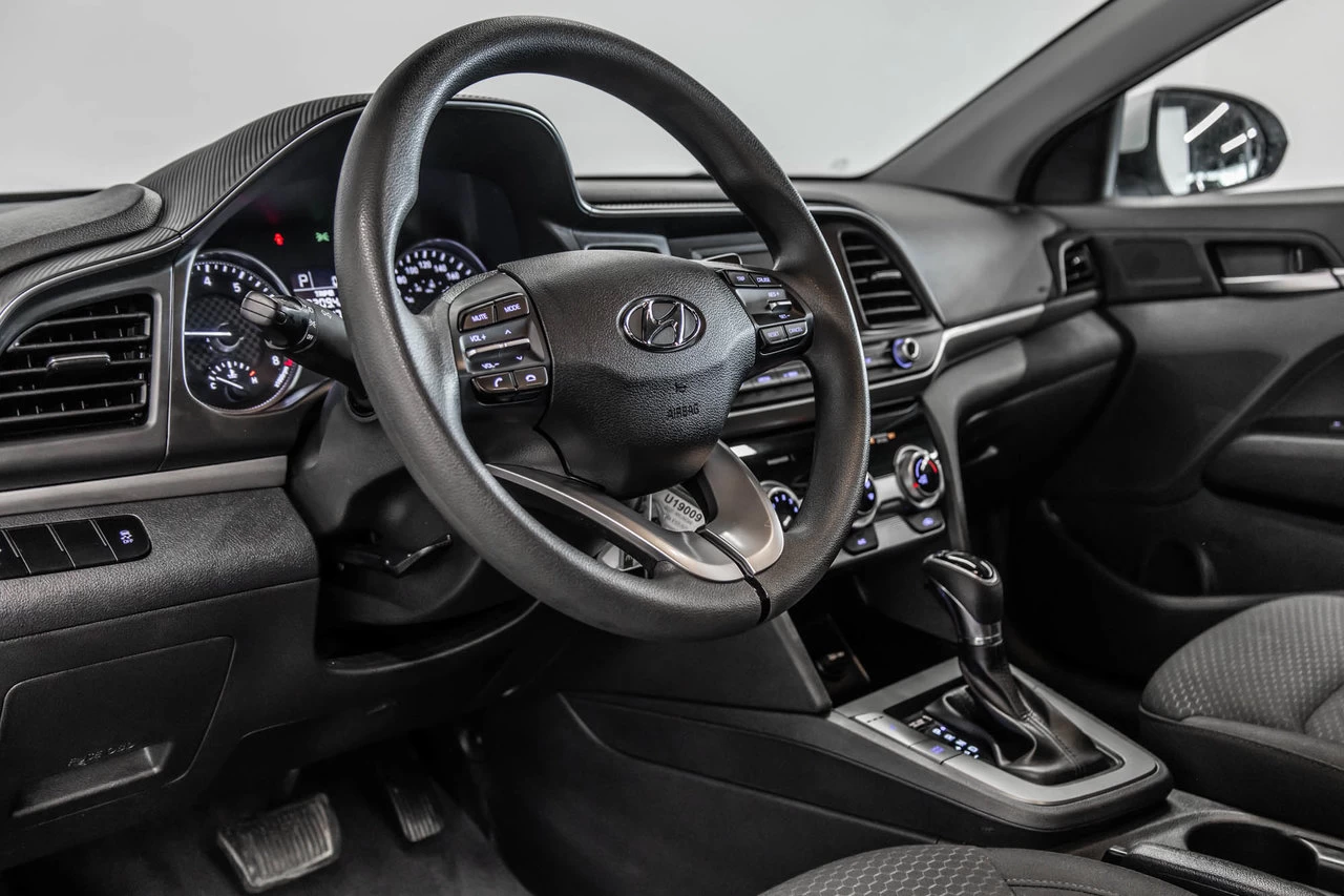 2020 Hyundai Elantra Essential Main Image
