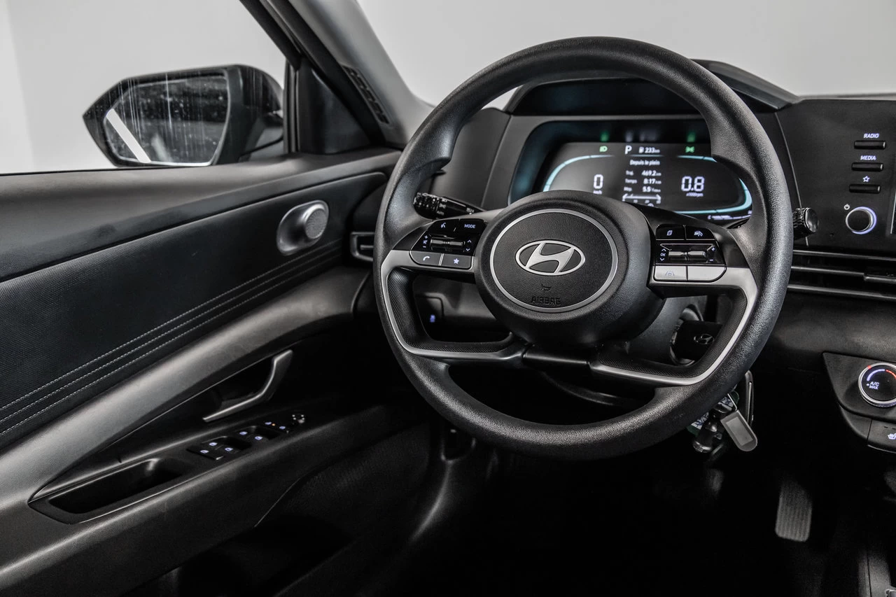 2024 Hyundai Elantra Essential Main Image
