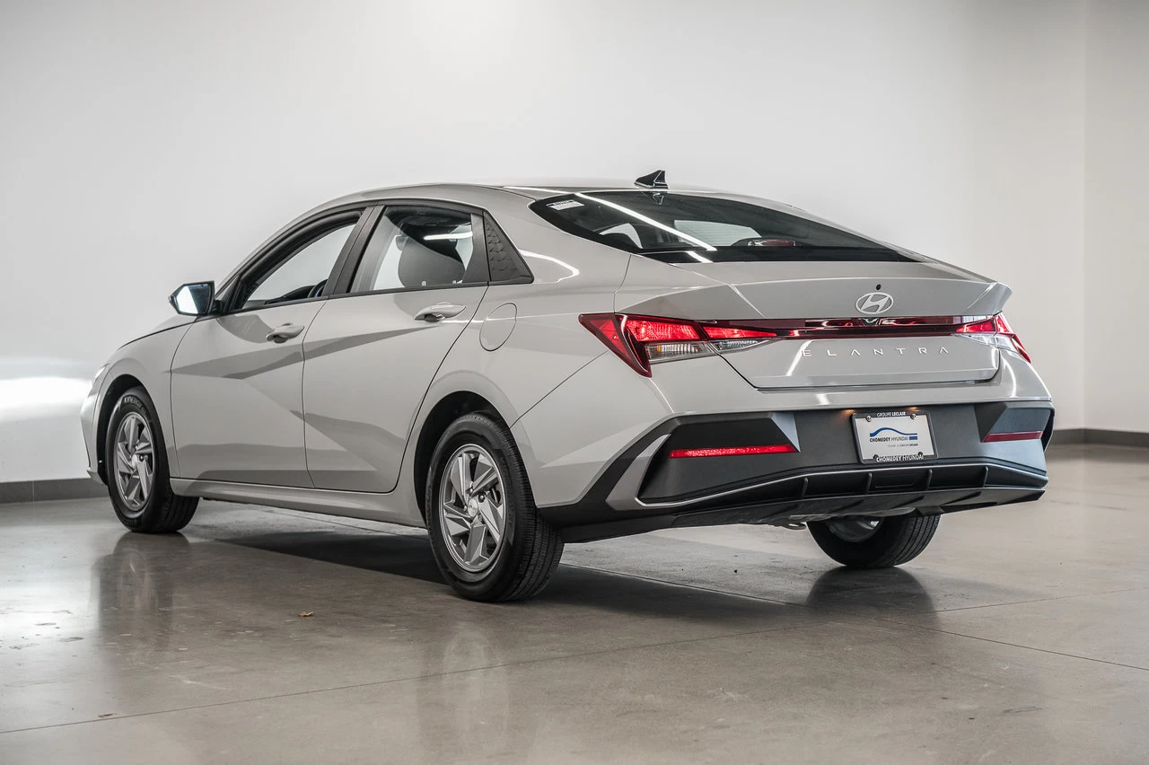 2024 Hyundai Elantra Essential Main Image