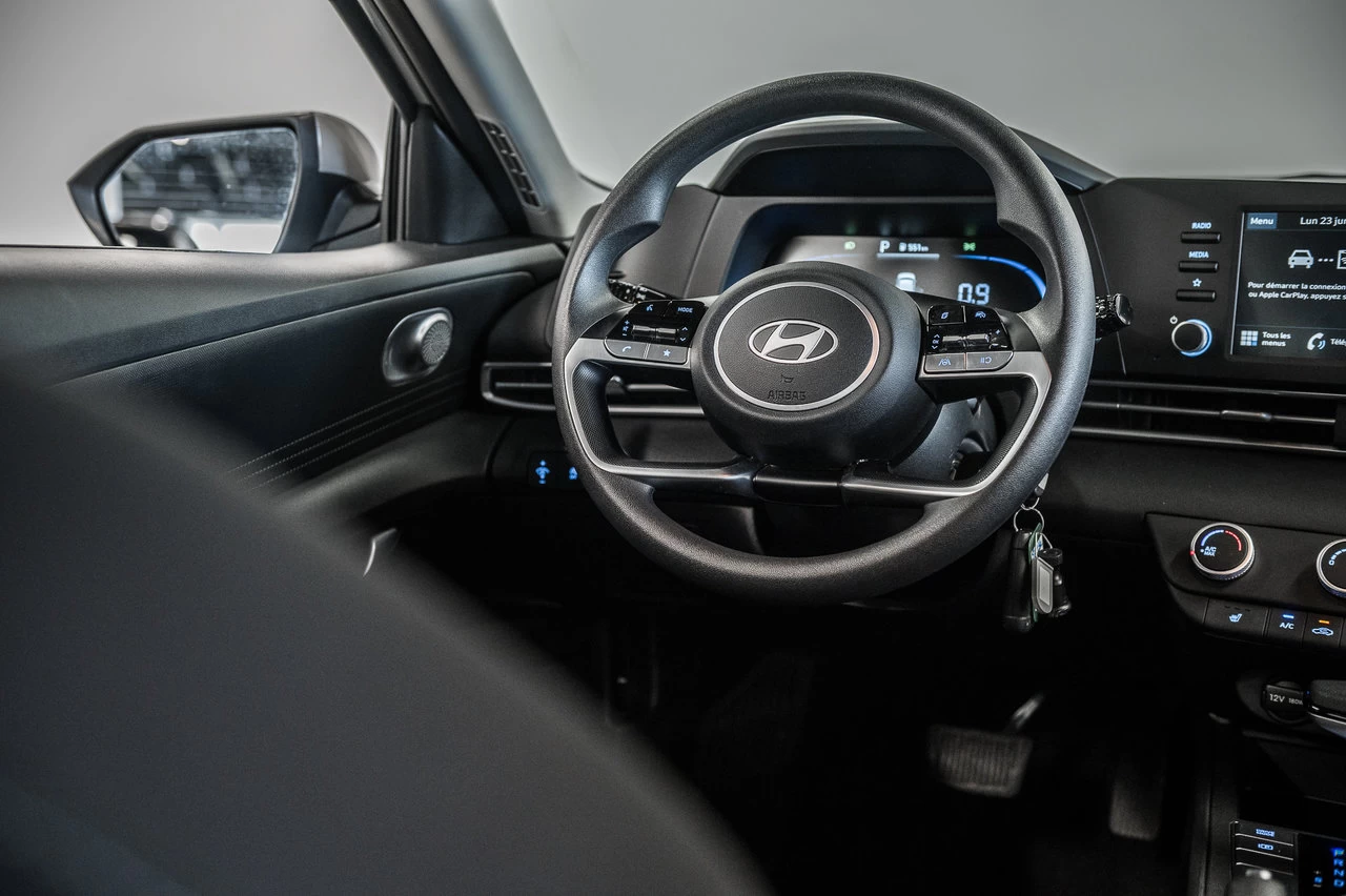 2024 Hyundai Elantra Essential Main Image