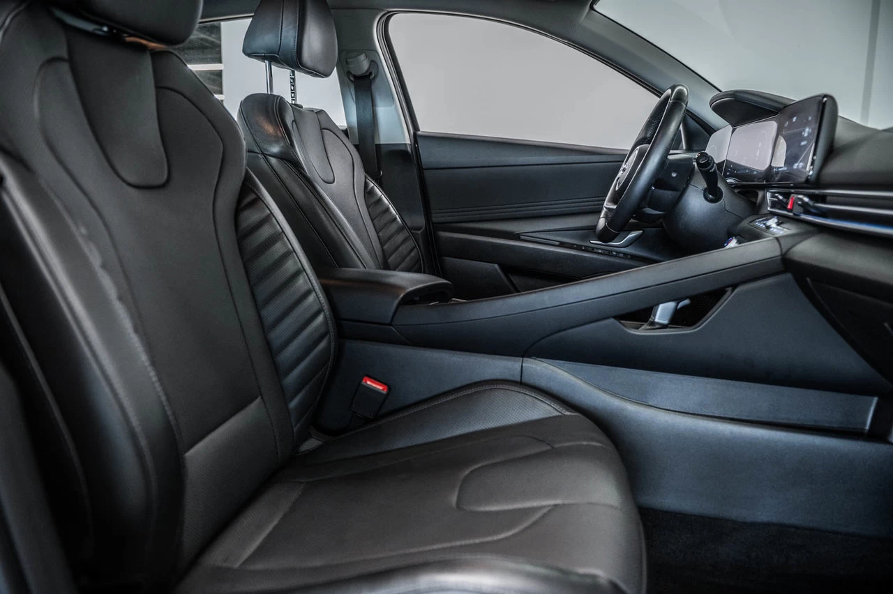2023 Hyundai Elantra Luxury Main Image