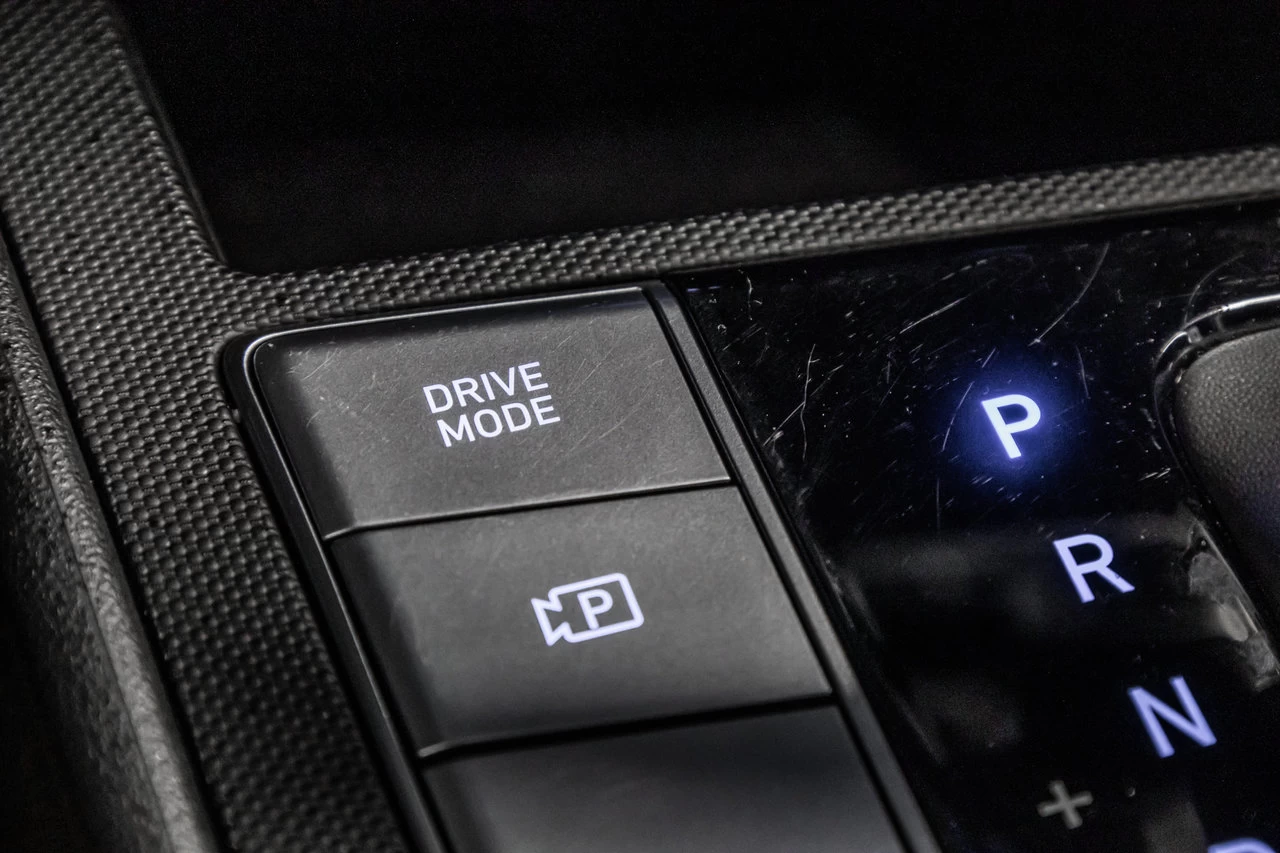 2024 Hyundai Elantra Essential Main Image