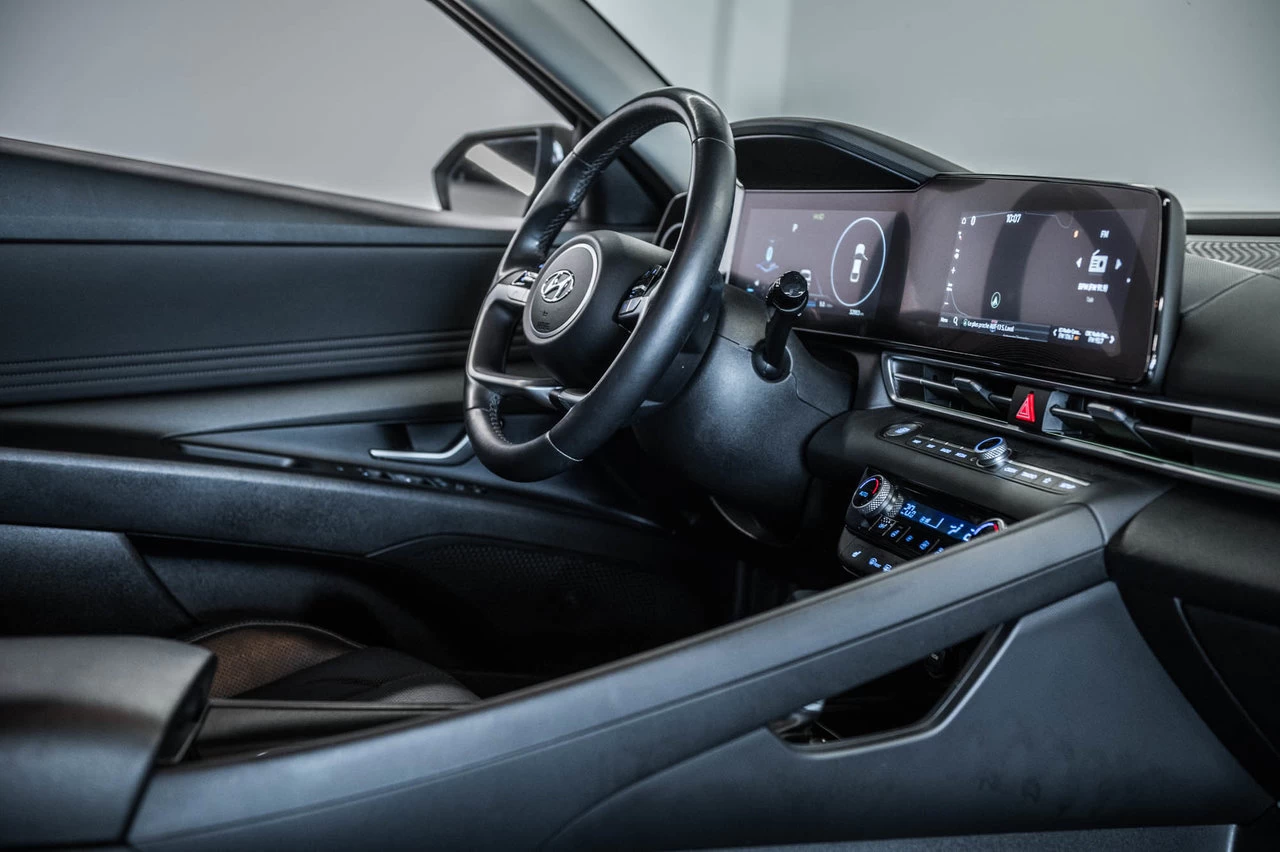 2023 Hyundai Elantra Luxury Main Image