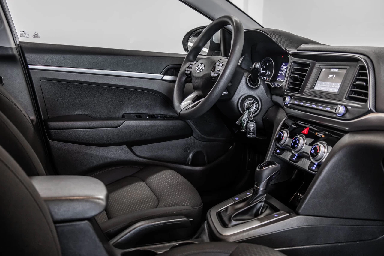 2020 Hyundai Elantra Essential Main Image