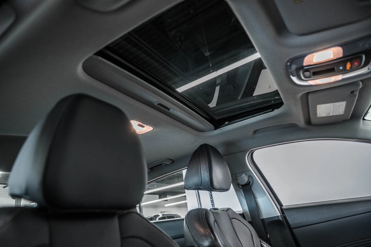 2023 Hyundai Elantra Luxury Main Image
