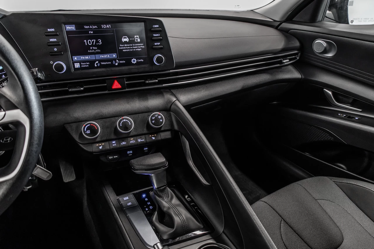 2024 Hyundai Elantra Essential Main Image