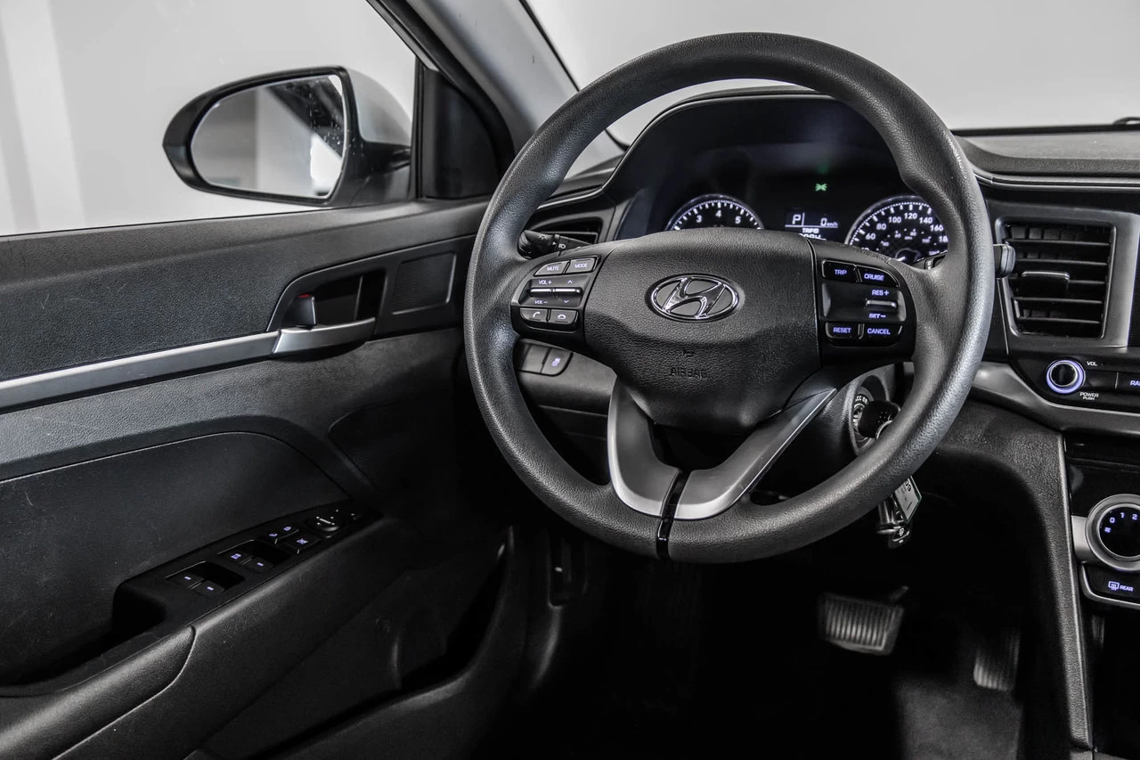 2020 Hyundai Elantra Essential Main Image