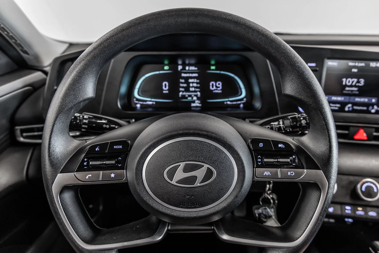 2024 Hyundai Elantra Essential Main Image