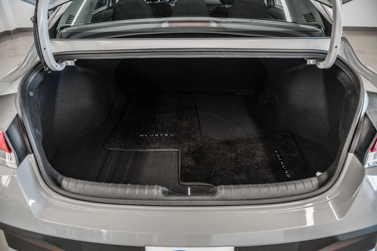 2024 Hyundai Elantra Essential Main Image