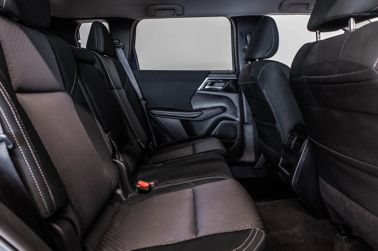 2024 Mitsubishi Outlander Es Awd 7pass Main Image