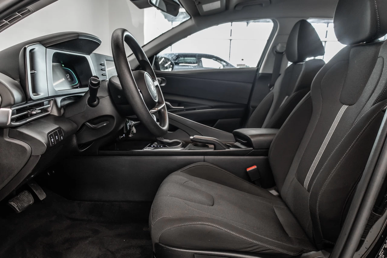 2024 Hyundai Elantra Essential Main Image