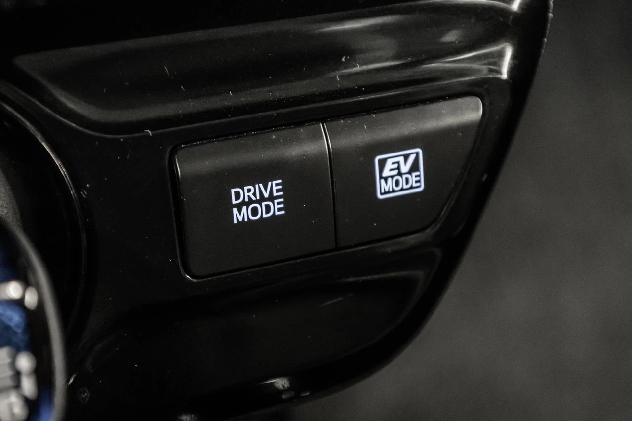 2019 Toyota Prius Tech. E-Awd Main Image