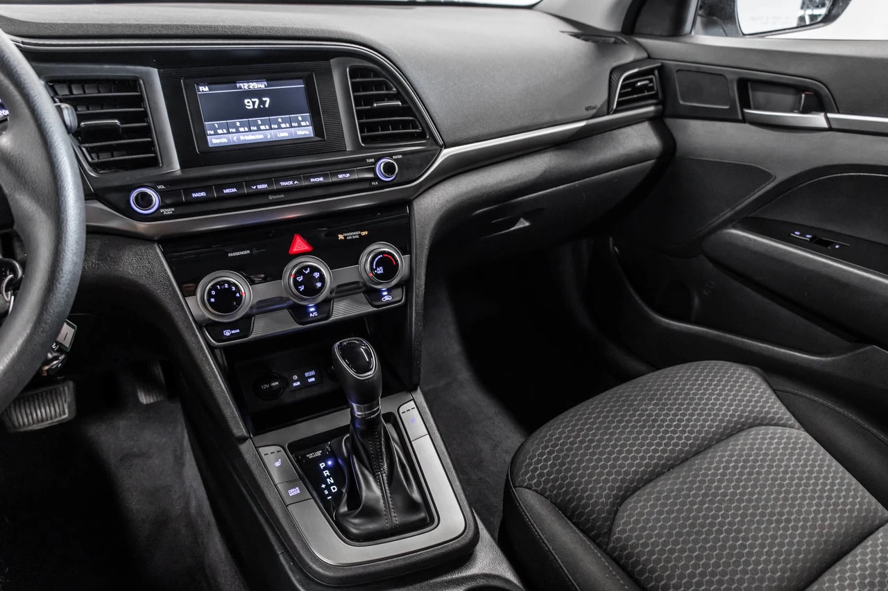 2020 Hyundai Elantra Essential Main Image