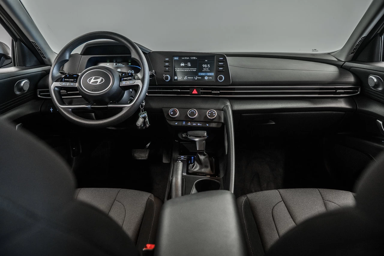 2024 Hyundai Elantra Essential Main Image