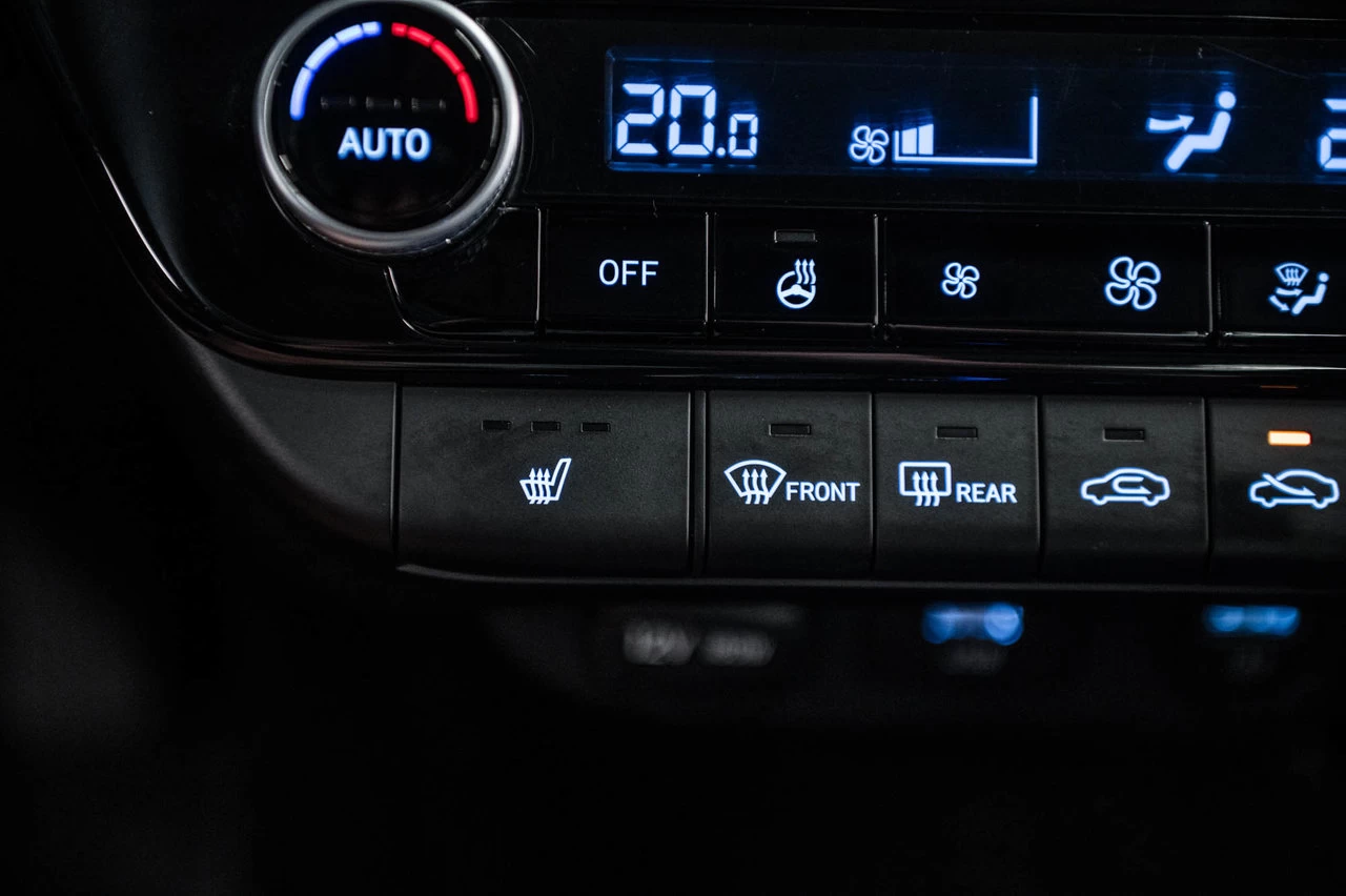 2023 Hyundai Elantra Luxury Main Image