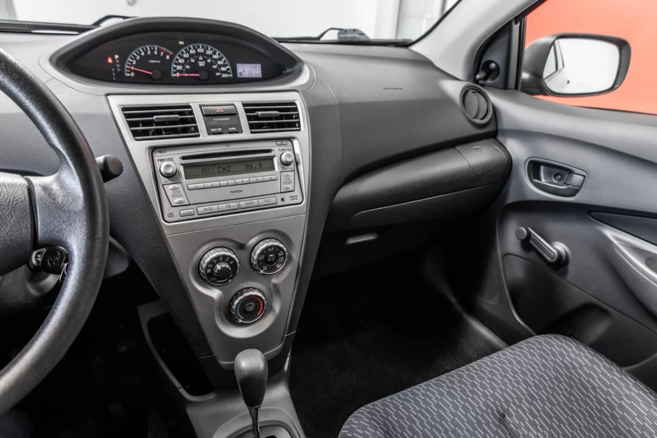 2010 Toyota Yaris Automatique + A/C BAS KM!!! Image principale