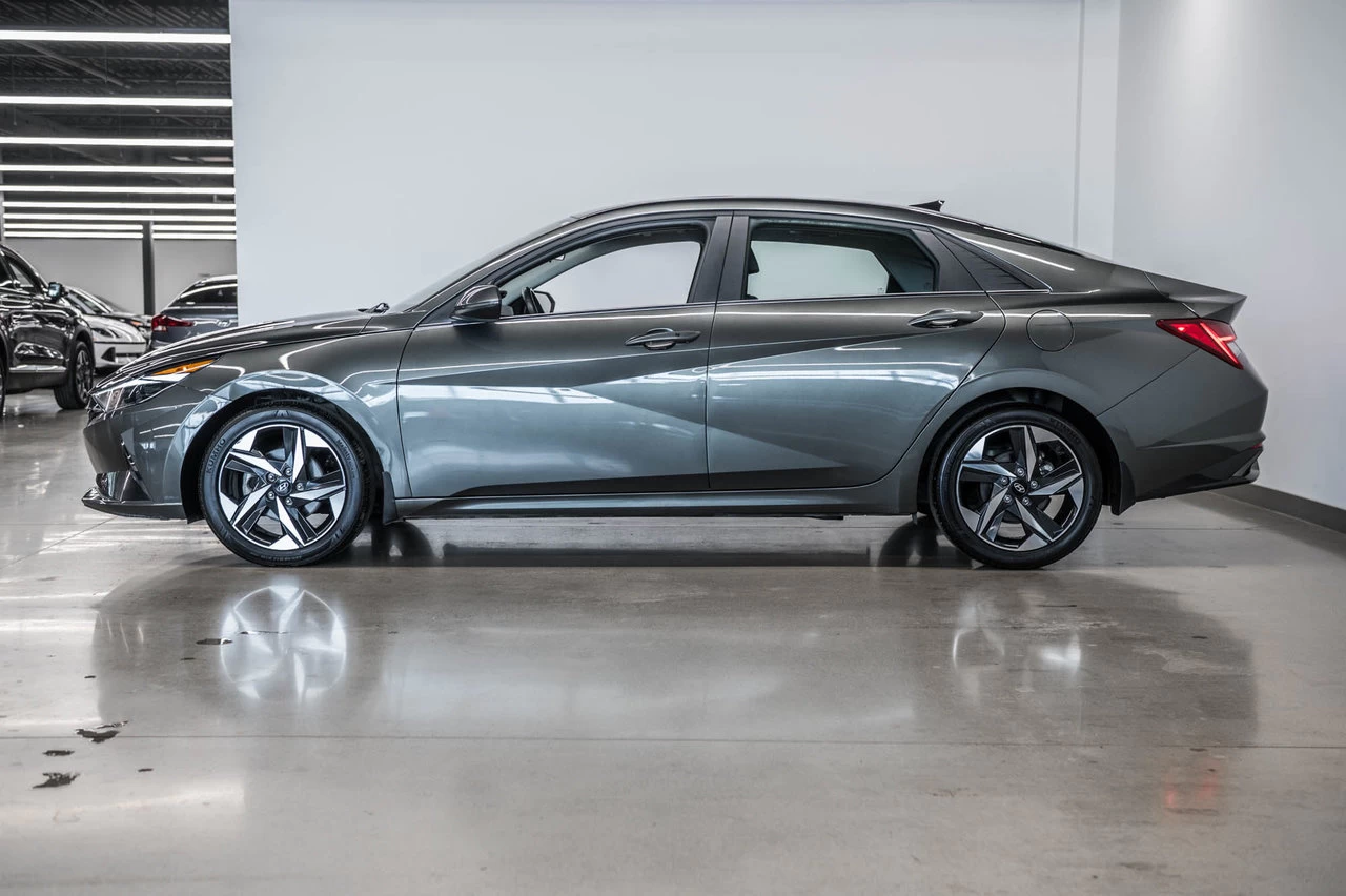 2023 Hyundai Elantra Luxury Main Image