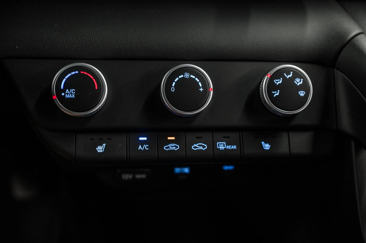 2024 Hyundai Elantra Essential Main Image