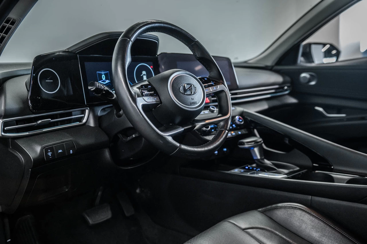 2023 Hyundai Elantra Luxury Main Image