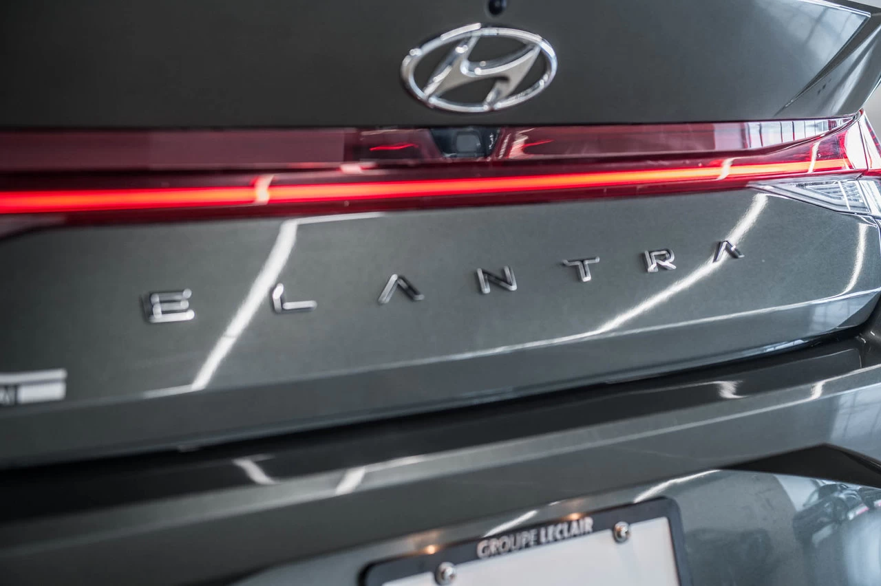 2023 Hyundai Elantra Luxury Main Image