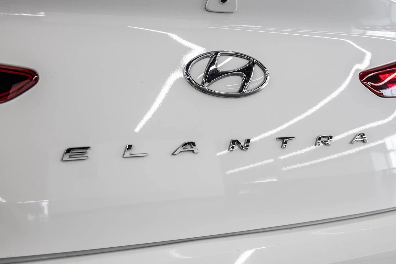 2020 Hyundai Elantra Essential Main Image