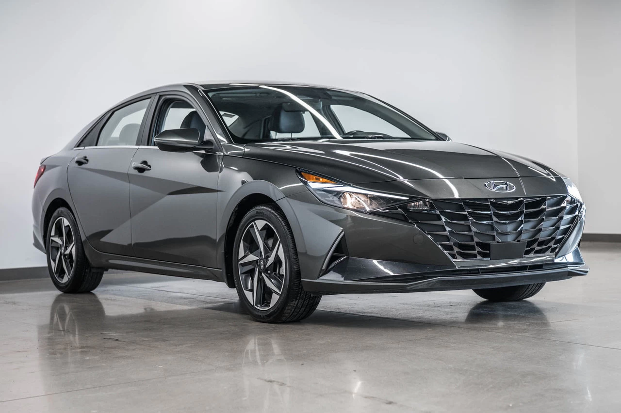2023 Hyundai Elantra Luxury Main Image