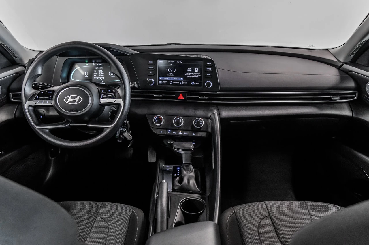 2024 Hyundai Elantra Essential Main Image