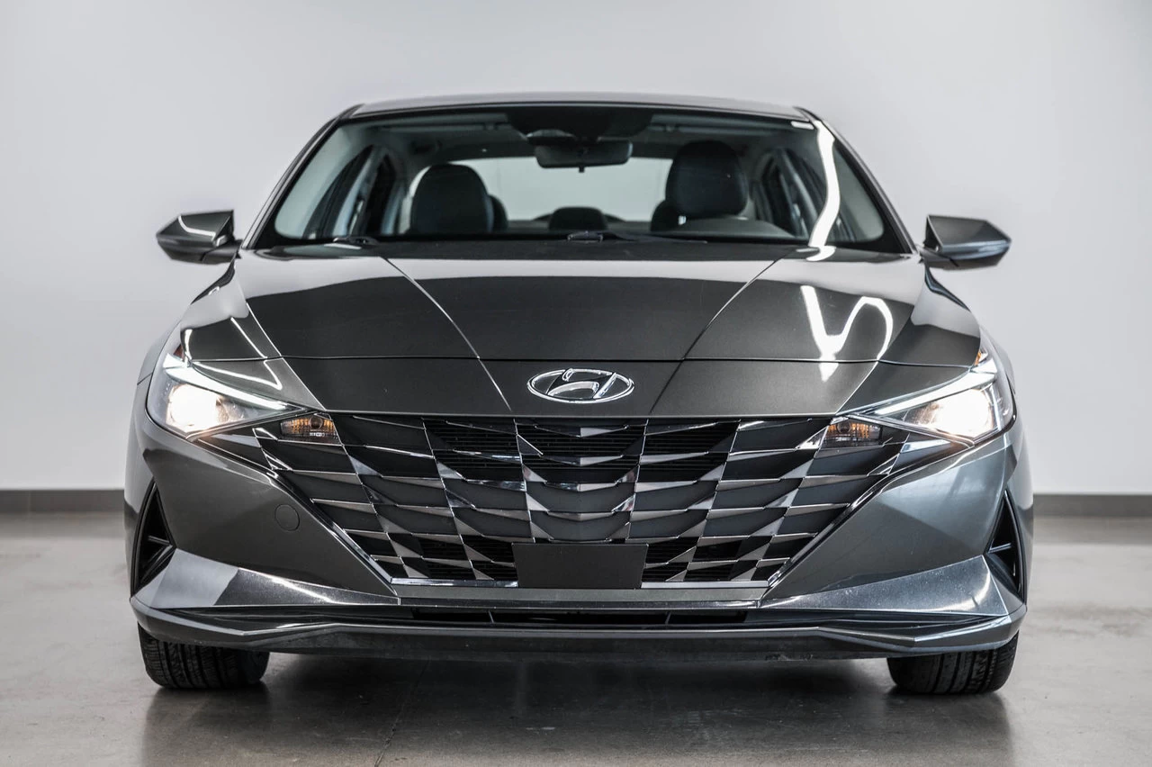 2023 Hyundai Elantra Luxury Main Image