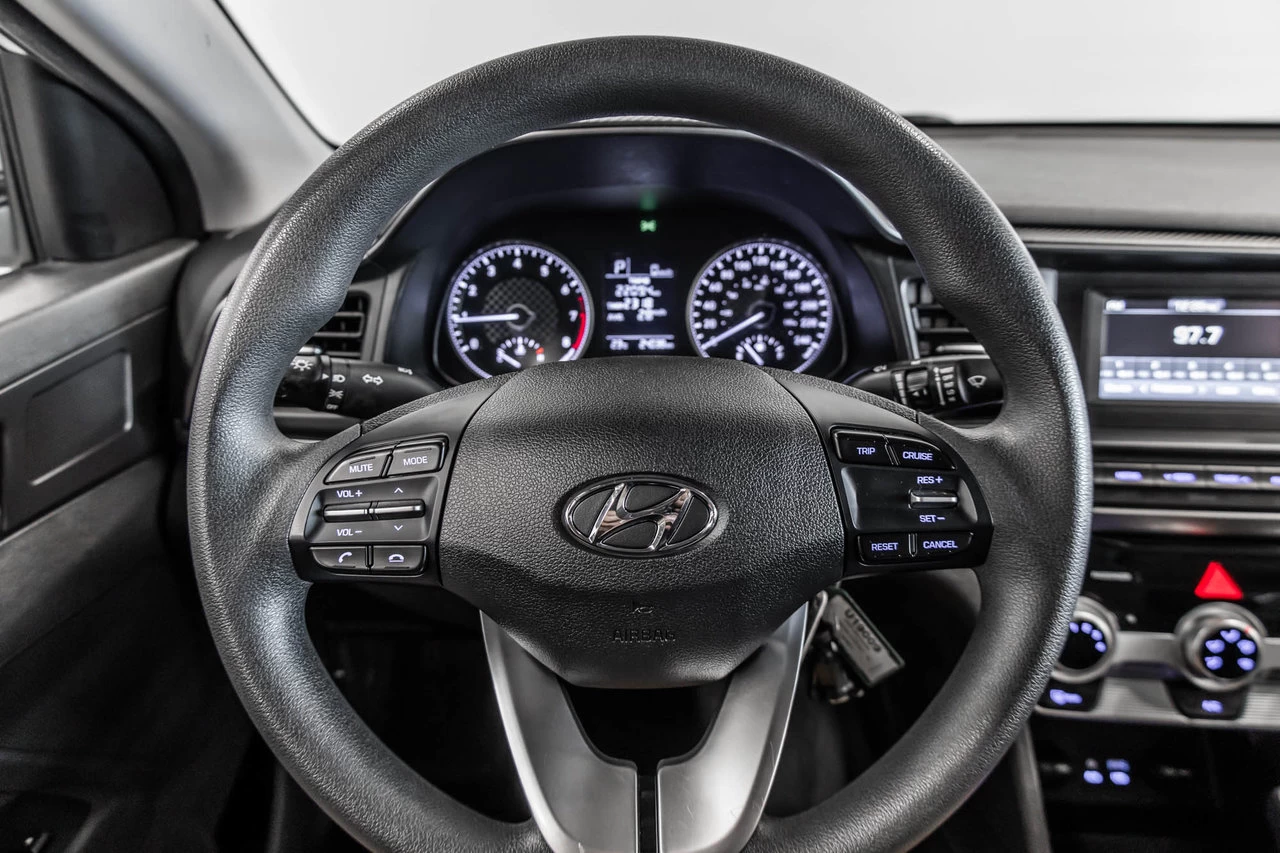 2020 Hyundai Elantra Essential Main Image