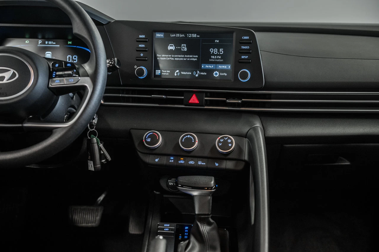 2024 Hyundai Elantra Essential Main Image