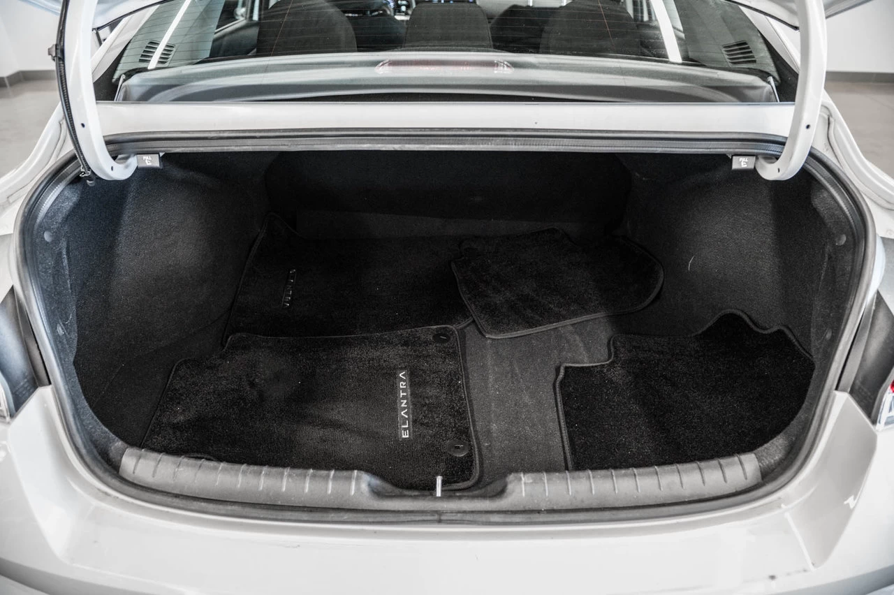 2023 Hyundai Elantra Essential Image principale