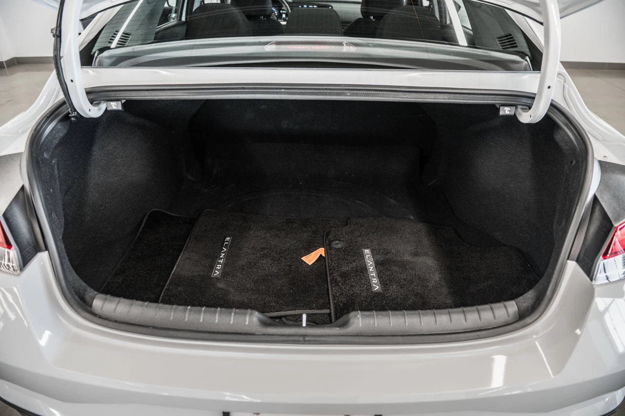 2023 Hyundai Elantra Essential Image principale