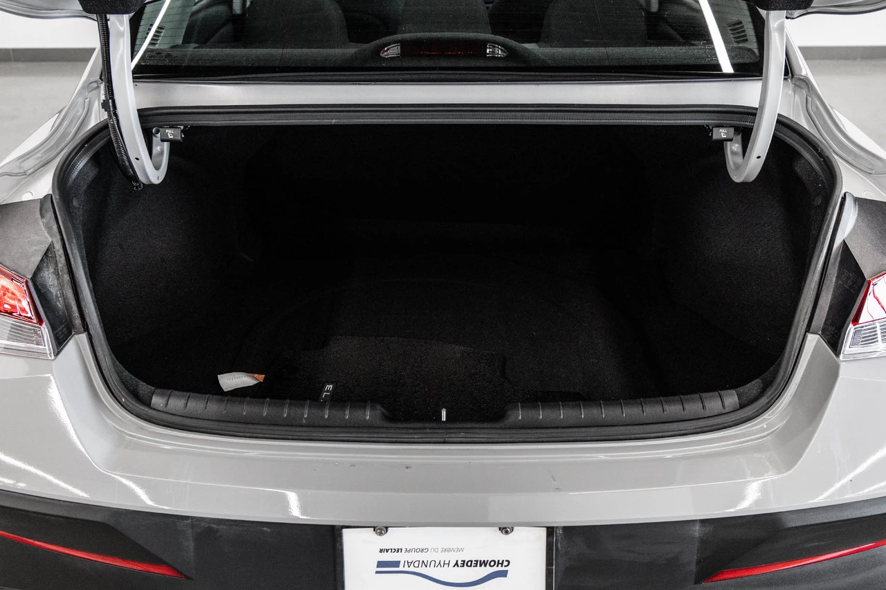 2024 Hyundai Elantra Preferred Tech Image principale