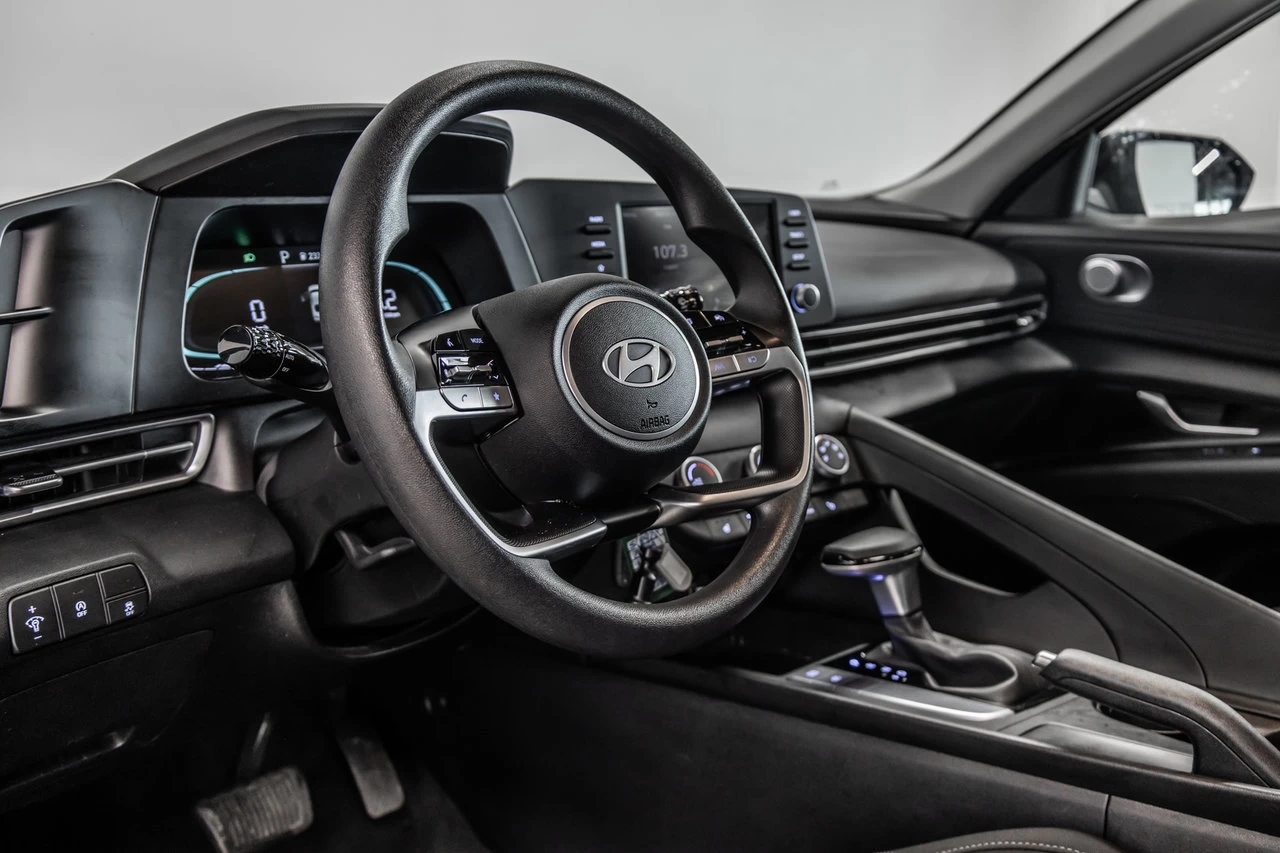 2024 Hyundai Elantra Essential Main Image
