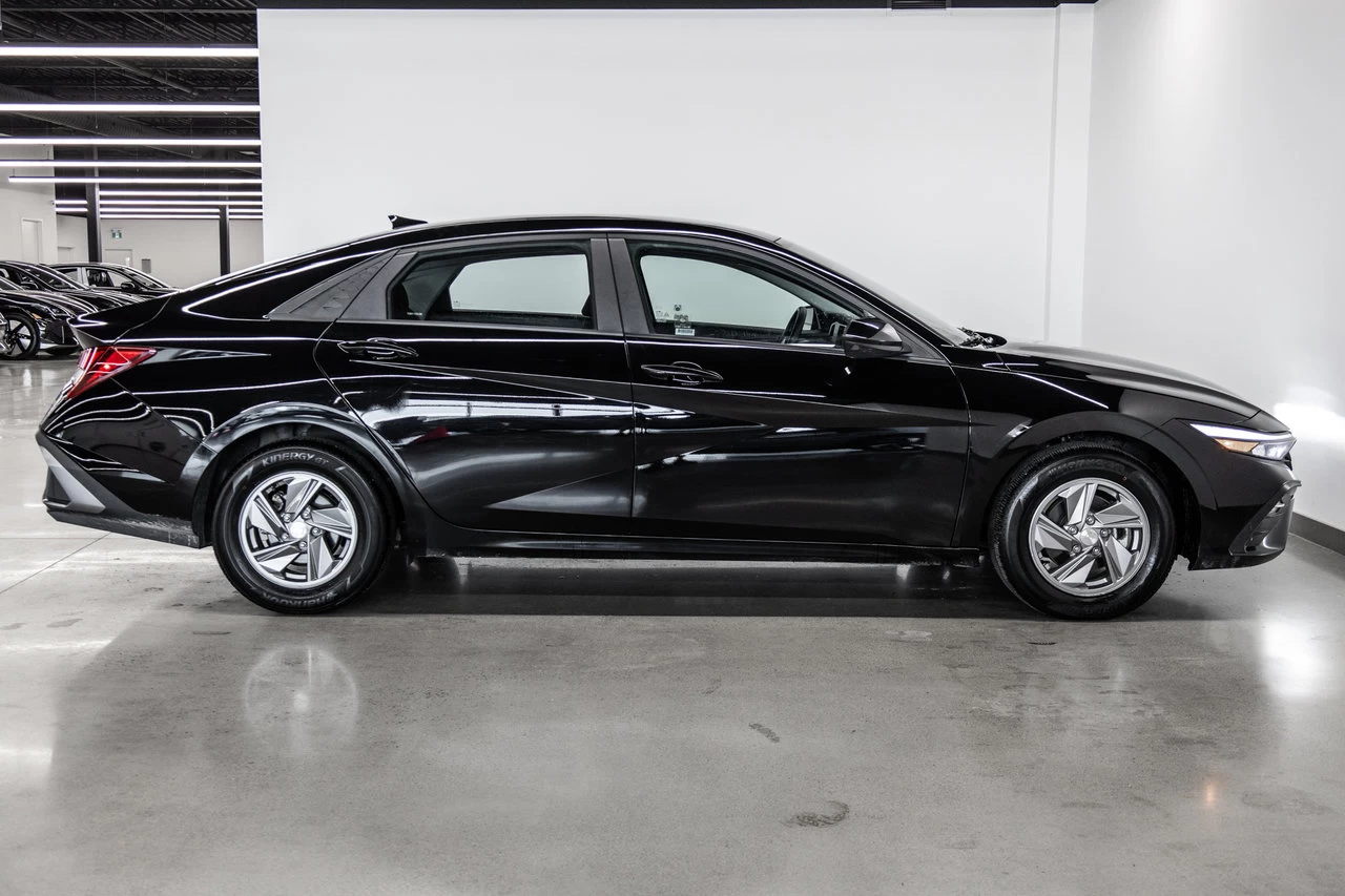 2024 Hyundai Elantra Essential Main Image