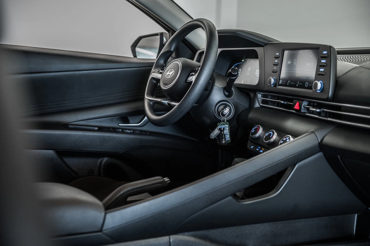 2024 Hyundai Elantra Essential Main Image